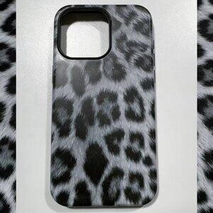 Monochrome Leopard Print Phone Case - Sleek Black & White Fur Pattern